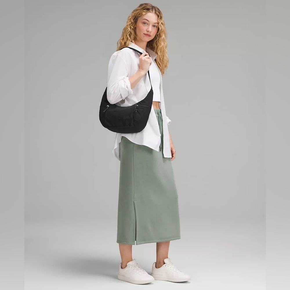 LuluLemon Slouchy Sling Bag 6L in Black - Picture 7 of 7